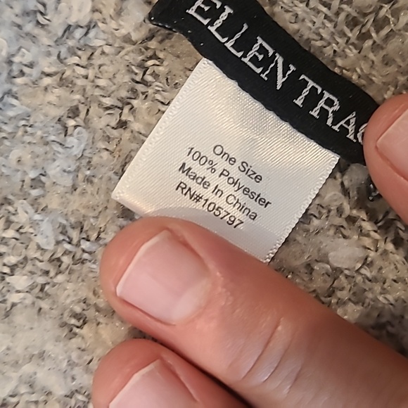 Free With Purchase Large 27x73 Ellen Tracy Scarf Wrap - Picture 3 of 6